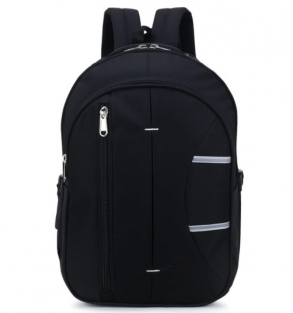 Tas dengan desain serba hitam yang simpel dan modern